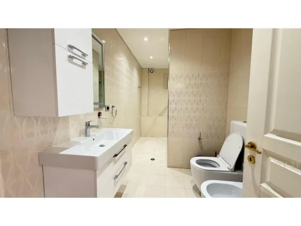 Tirane, jap me qera zyre+ POST PARKIMI , 120 m² 1.800 € (Rruga e Elbasanit)