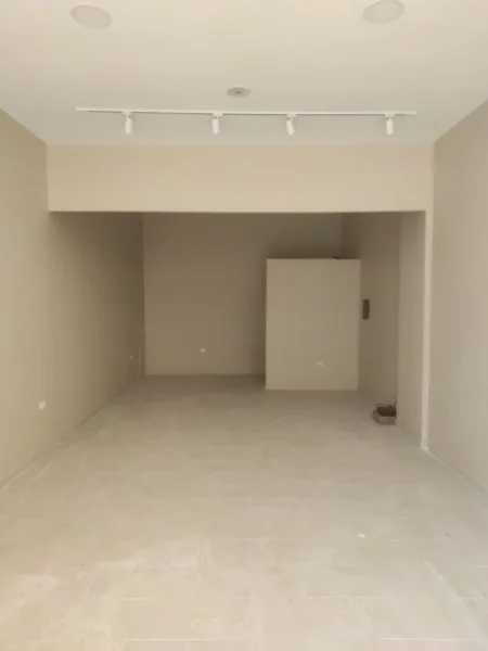 Durres, jepet me qera dyqan Kati 0, 55 m² 300 € (Rr. Sefer Efendiu)