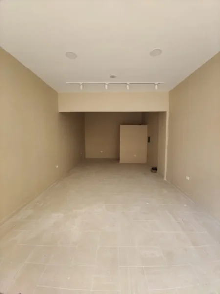 Durres, jepet me qera dyqan Kati 0, 55 m² 300 € (Rr. Sefer Efendiu)