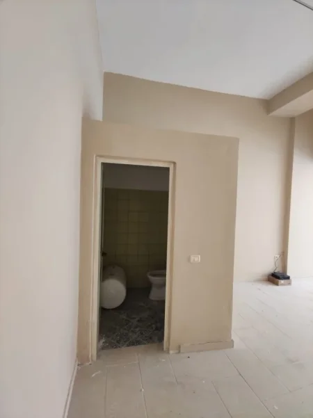 Durres, jepet me qera dyqan Kati 0, 55 m² 300 € (Rr. Sefer Efendiu)