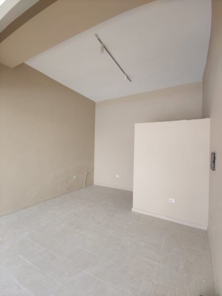 Durres, jepet me qera dyqan Kati 0, 55 m² 350 € (Rr. Sefer Efendiu)