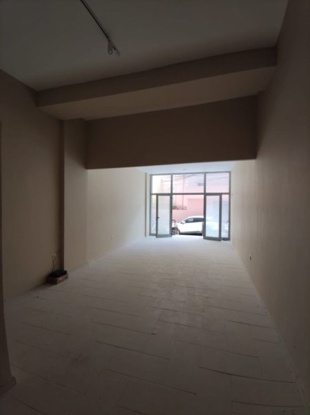 Durres, jepet me qera dyqan Kati 0, 55 m² 350 € (Rr. Sefer Efendiu)