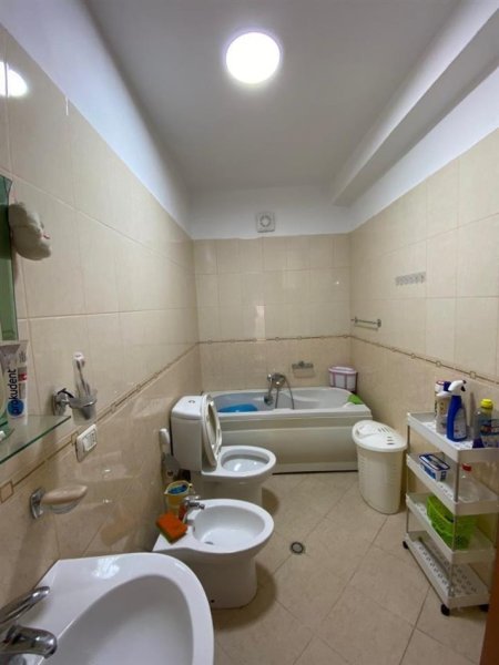 Tirane, jepet me qera apartament 2+1 Kati 3, 93 m² 550 € (Condor Center, tek Globi)