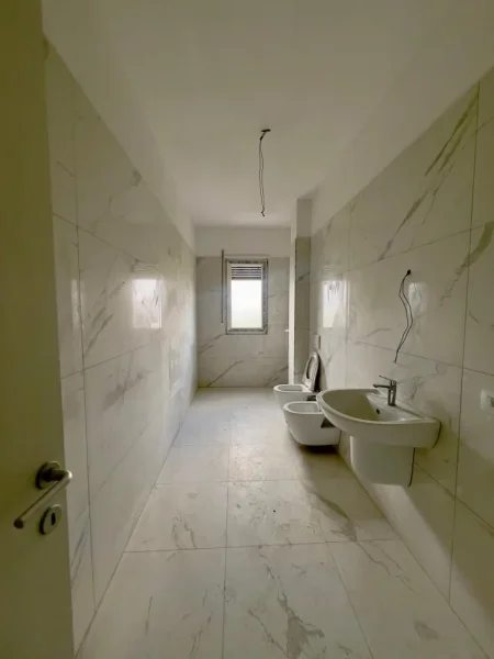 Tirane, shitet apartament 2+1+Ballkon Kati 2, 112 m² 95.000 € (Bulevardi blu)