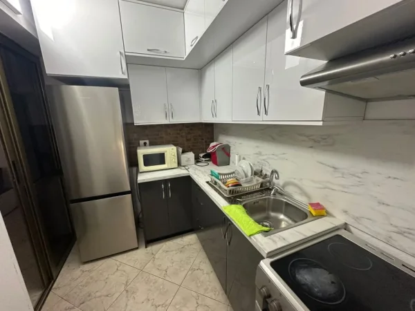 Tirane, jepet me qera apartament 1+1 Kati 3, 74 m² 500 € (JEPET ME QERA SUPER APARTAMENTI 1+1 NE MYSLYM SHYR)