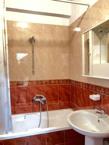 Tirane, jepet me qera apartament 1+1 Kati 2, 68 m² 600 € (JEPET ME QERA APARTAMENT 1+1 NE XHAMLLIK)