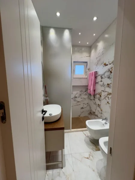 Tirane, shitet apartament 2+1+Ballkon Kati 1, 86 m² 210.000 € (ish fusha e aviacionit)