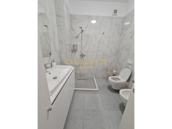 Tirane, jepet me qera apartament 2+1 Kati 5, 109 m² 750 € (PRANE MATERNITETIT TE RI)