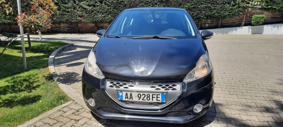 Cmimi eshte ulur! Shitet makine Peugeot 208 – Viti 2012 Nafte, e zeze manuale Kondicioner 4.900 €