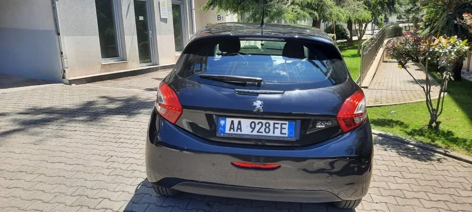 Cmimi eshte ulur! Shitet makine Peugeot 208 – Viti 2012 Nafte, e zeze manuale Kondicioner 4.900 €