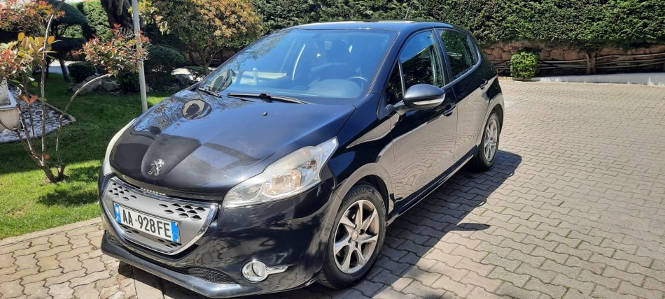 Cmimi eshte ulur! Shitet makine Peugeot 208 – Viti 2012 Nafte, e zeze manuale Kondicioner 4.900 €