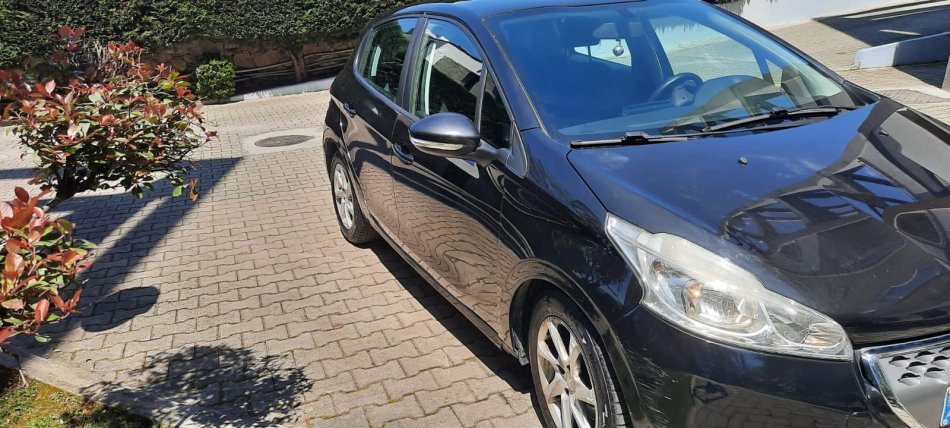 Cmimi eshte ulur! Shitet makine Peugeot 208 – Viti 2012 Nafte, e zeze manuale Kondicioner 4.900 €