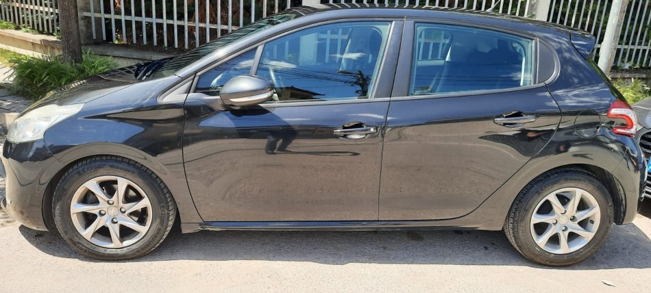 Cmimi eshte ulur! Shitet makine Peugeot 208 – Viti 2012 Nafte, e zeze manuale Kondicioner 4.900 €