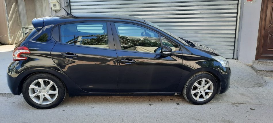 Shitet makine Peugeot 208 – Viti 2012 Nafte, e zeze manuale Kondicioner 5.500 €