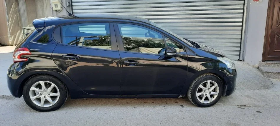 Cmimi eshte ulur! Shitet makine Peugeot 208 – Viti 2012 Nafte, e zeze manuale Kondicioner 4.900 €