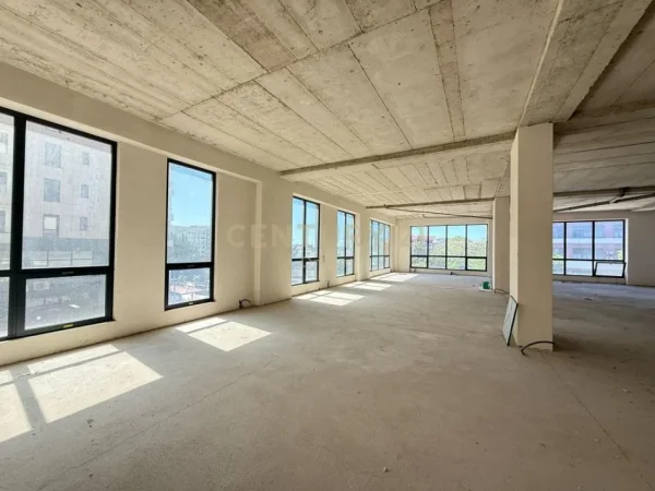 Tirane, jepet me qera ambjent biznesi Kati 1, 300 m² 3.600 € (Porcelan)