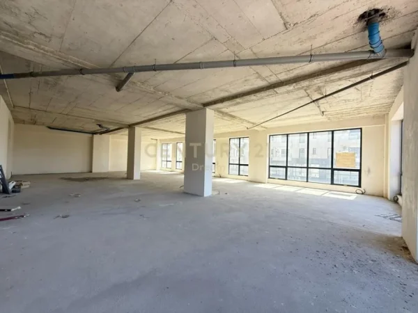 Tirane, jepet me qera ambjent biznesi Kati 1, 300 m² 3.600 € (Porcelan)
