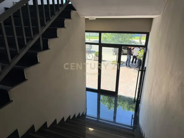 Tirane, jepet me qera ambjent biznesi Kati 1, 300 m² 3.600 € (Porcelan)