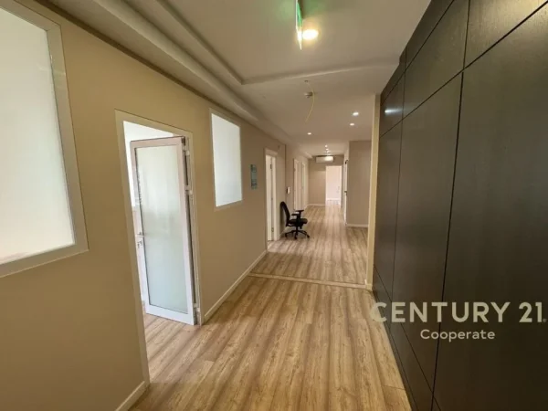 Tirane, jap me qera zyre , 215 m² 5.500 € (Ish Blloku)