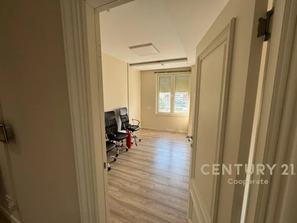 Tirane, jap me qera zyre , 215 m² 5.500 € (Ish Blloku)