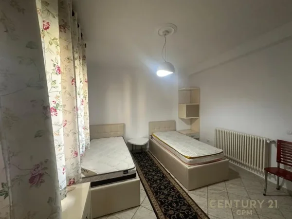 Tirane, jap me qera apartament 2+1+2 , 113 m² 700 € (Komuna e Parisit)