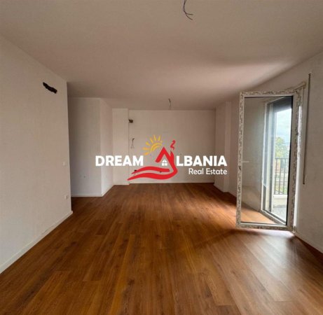 Tirane, jepet me qera zyre , 100 m² 600 € 