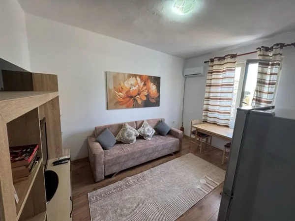 Tirane, jepet me qera apartament 2+1+Ballkon , 70 m² 500 € (Rruga Muhamed Gjollesha)