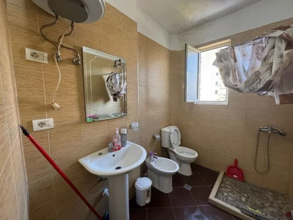 Tirane, jepet me qera apartament 2+1+Ballkon , 70 m² 500 € (Rruga Muhamed Gjollesha)