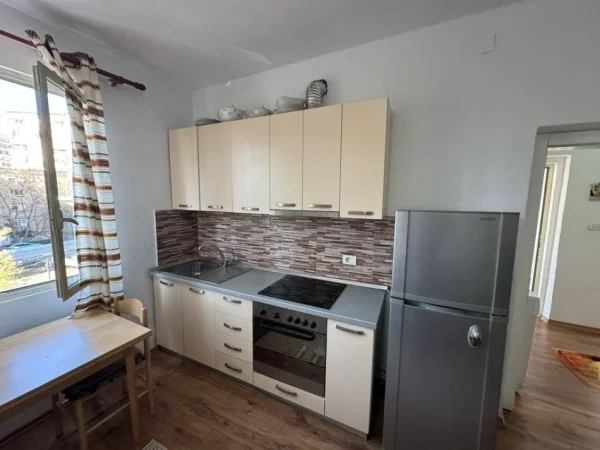 Tirane, jepet me qera apartament 2+1+Ballkon , 70 m² 500 € (Rruga Muhamed Gjollesha)