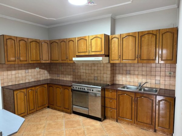 Tirane, jepet me qera zyre Kati 4, 180 m² 1.800 € (SHESHI WILLSON)