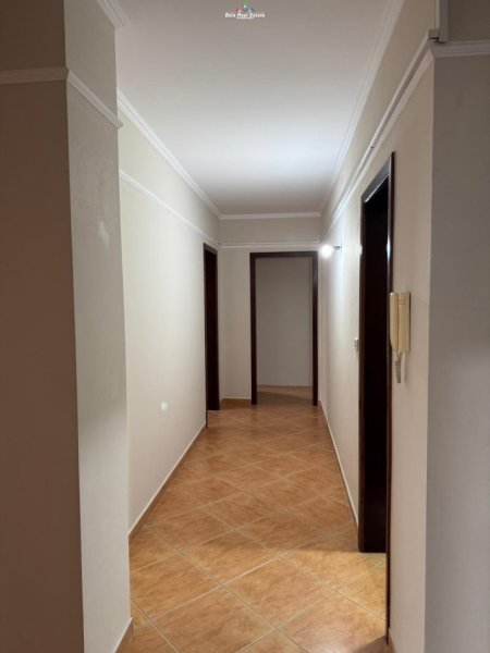 Tirane, jepet me qera zyre Kati 4, 180 m² 1.800 € (SHESHI WILLSON)