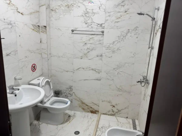 Tirane, jepet me qera zyre Kati 4, 180 m² 1.800 € (SHESHI WILLSON)