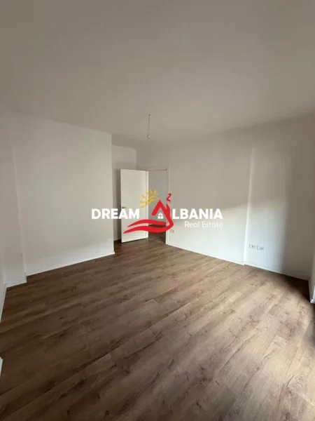 Tirane, jepet me qera zyre , 108 m² 850 € 