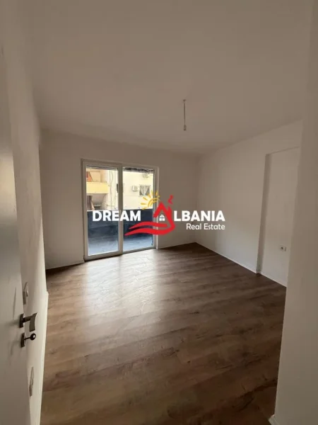 Tirane, jepet me qera zyre , 108 m² 850 € 