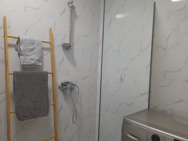 Tirane, jepet me qera apartament 1+1+Ballkon Kati 3, 45 m² 370 € (21 dhjetori)