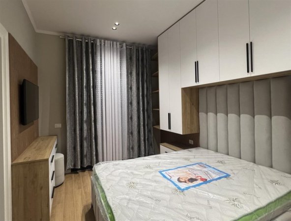 Tirane, jepet me qera apartament 2+1+Ballkon Kati 5, 100 m² 70,000Leke (Ish Sheshi Shqiponja,Rruga Tahir Kadare)