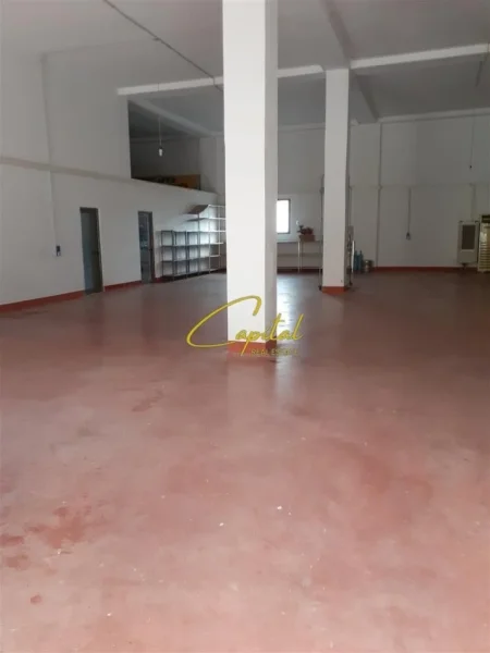 Tirane, jepet me qera magazine Kati 0, 370 m² 1.000 € (VAQARR)