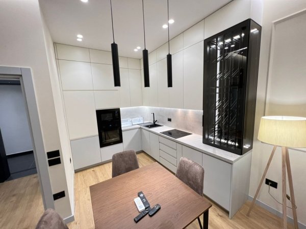 Tirane, jepet me qera apartament 1+1 Kati 4, 70 m² 900 € (Rruga Kavajes Squere 21)