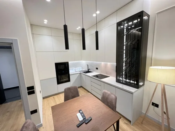 Tirane, jepet me qera apartament 1+1 Kati 4, 70 m² 900 € (Rruga Kavajes Squere 21)