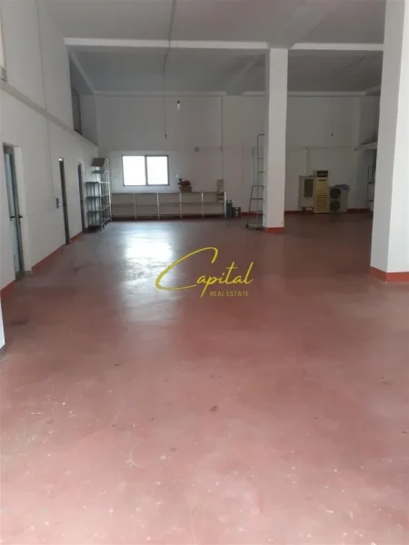 Tirane, jepet me qera magazine Kati 0, 370 m² 1.000 € (VAQARR)