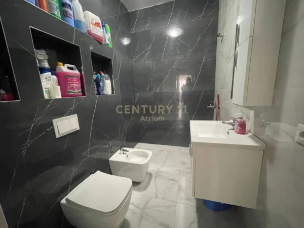 Tirane, jap me qera apartament 2+1+2 , 101 m² 600 € (Liqeni i Thatë)
