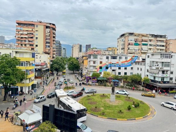 Tirane, jepet me qera ambjent biznesi Kati 4, 178 m² 1.800 € (Sheshi Wilson)