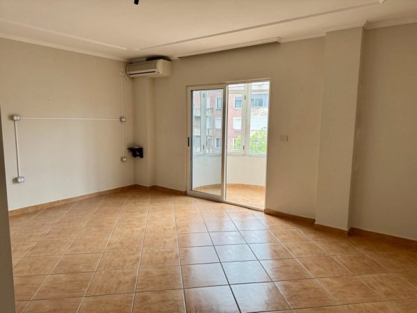 Tirane, jepet me qera ambjent biznesi Kati 4, 178 m² 1.800 € (Sheshi Wilson)