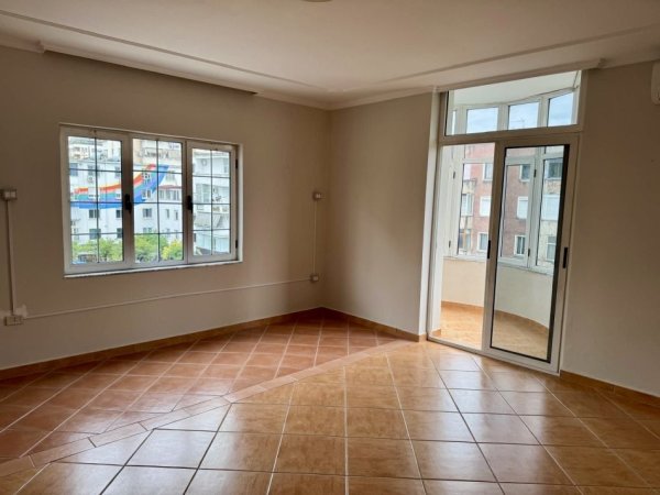 Tirane, jepet me qera ambjent biznesi Kati 4, 178 m² 1.800 € (Sheshi Wilson)