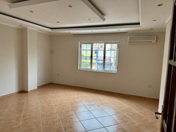 Tirane, jepet me qera ambjent biznesi Kati 4, 178 m² 1.800 € (Sheshi Wilson)