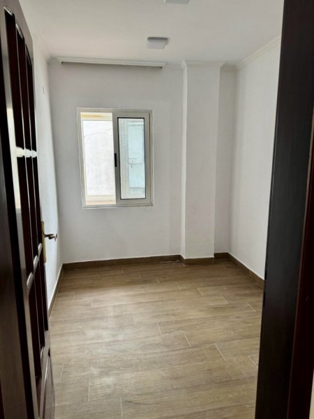 Tirane, jepet me qera ambjent biznesi Kati 4, 178 m² 1.800 € (Sheshi Wilson)