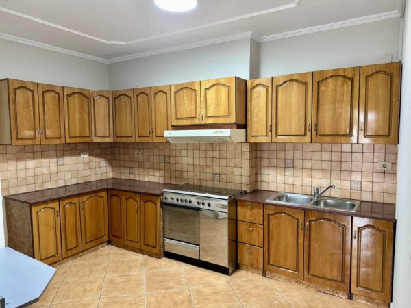 Tirane, jepet me qera ambjent biznesi Kati 4, 178 m² 1.800 € (Sheshi Wilson)