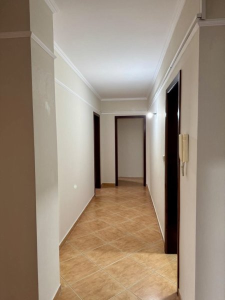 Tirane, jepet me qera ambjent biznesi Kati 4, 178 m² 1.800 € (Sheshi Wilson)