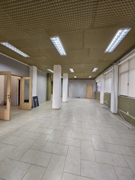 Tirane, jepet me qera ambjent biznesi Kati 2, 320 m² 3.000 € (Rruga elbasanit)