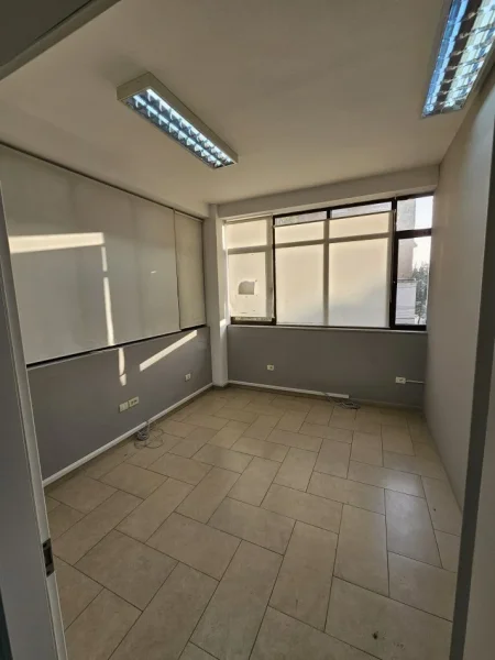 Tirane, jepet me qera ambjent biznesi Kati 2, 320 m² 3.000 € (Rruga elbasanit)